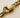 Detailaufnahme eines 916er Feingold-Armbands mit Karabinerverschluss – Symbol für Reinheit und Wertbeständigkeit von Gold